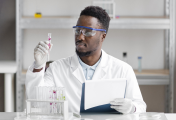 Homem olhando análises de laboratório